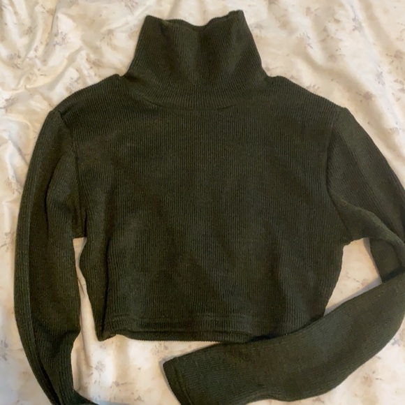 Turtle Neck Rib-Knit Crop Top - Picture 4 of 4